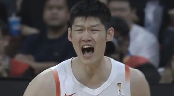 安博体育-半场结束，中国男篮暂时落后